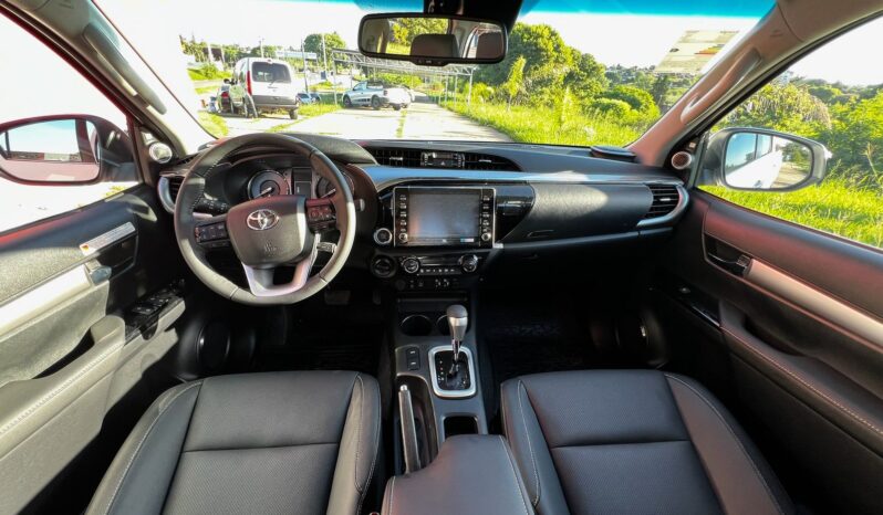
								TOYOTA HILUX 2.8 SRX 4X2 AT completo									