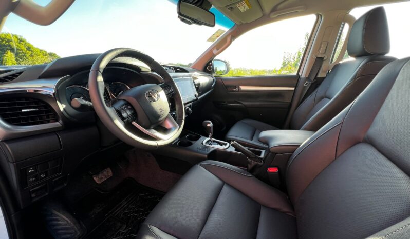 
								TOYOTA HILUX 2.8 SRX 4X2 AT completo									