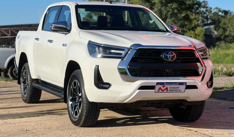 
								TOYOTA HILUX 2.8 SRX 4X2 AT completo									