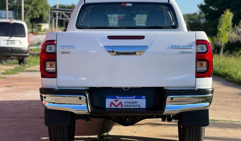 
								TOYOTA HILUX 2.8 SRX 4X2 AT completo									