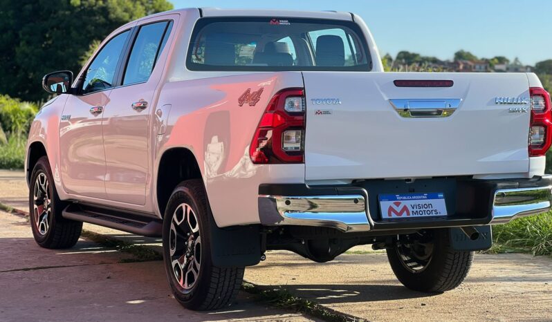 
								TOYOTA HILUX 2.8 SRX 4X2 AT completo									
