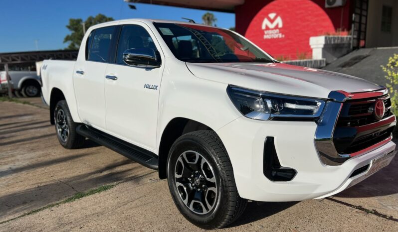 
								TOYOTA HILUX 2.8 SRX 4X2 AT completo									