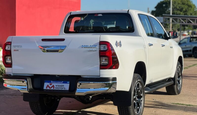 
								TOYOTA HILUX 2.8 SRX 4X2 AT completo									