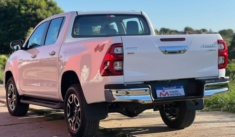 
								TOYOTA HILUX 2.8 SRX 4X2 AT completo									