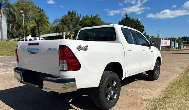 
								TOYOTA HILUX 2.8 SR 4X2 MT completo									
