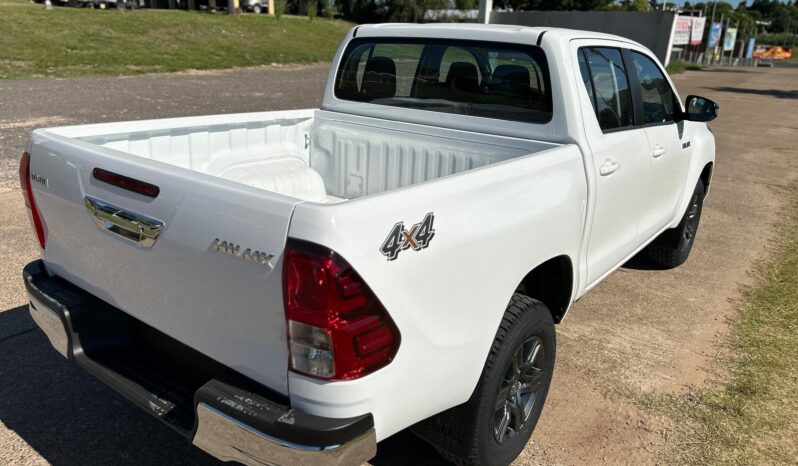 
								TOYOTA HILUX 2.8 SR 4X2 MT completo									