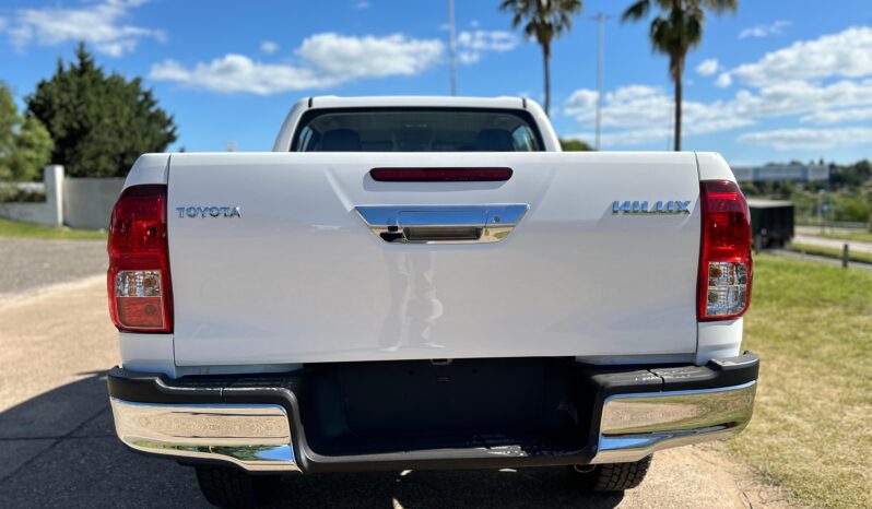 
								TOYOTA HILUX 2.8 SR 4X2 MT completo									