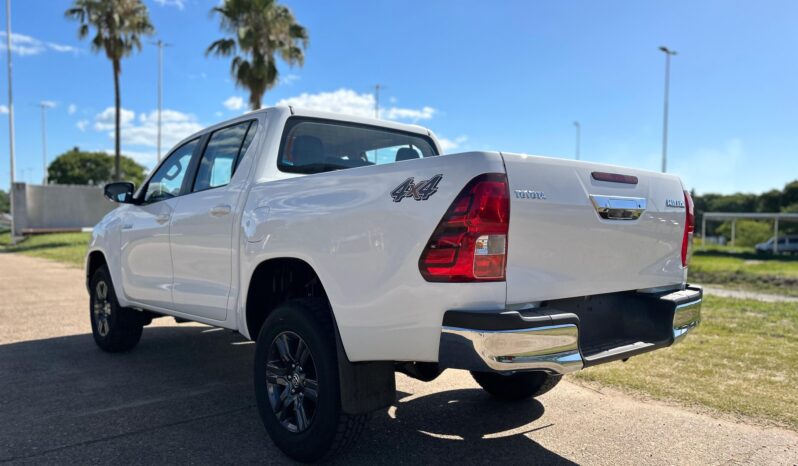 
								TOYOTA HILUX 2.8 SR 4X2 MT completo									