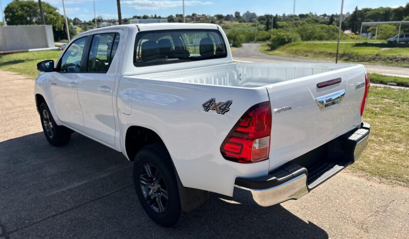 
								TOYOTA HILUX 2.8 SR 4X2 MT completo									