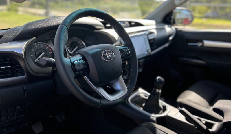 
								TOYOTA HILUX 2.8 SR 4X2 MT completo									