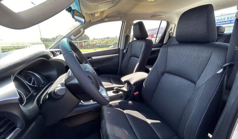
								TOYOTA HILUX 2.8 SR 4X2 MT completo									