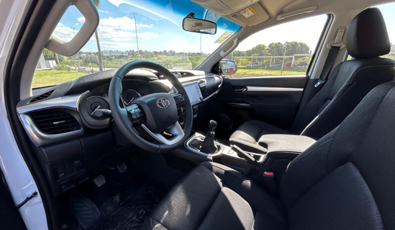 
								TOYOTA HILUX 2.8 SR 4X2 MT completo									