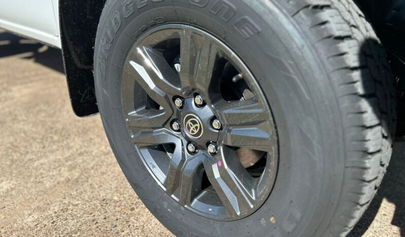 
								TOYOTA HILUX 2.8 SR 4X2 MT completo									