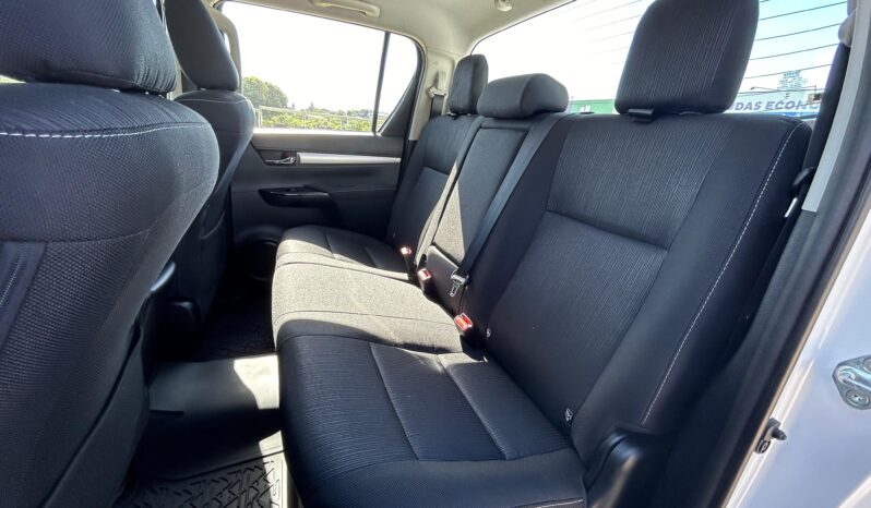 
								TOYOTA HILUX 2.8 SR 4X2 MT completo									