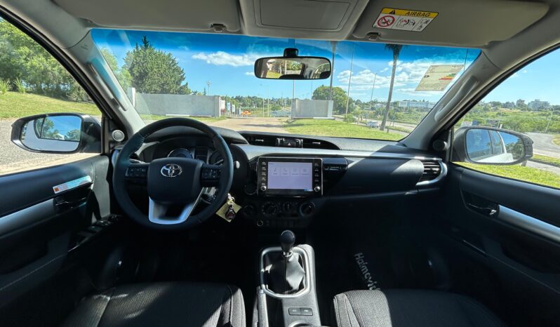 
								TOYOTA HILUX 2.8 SR 4X2 MT completo									