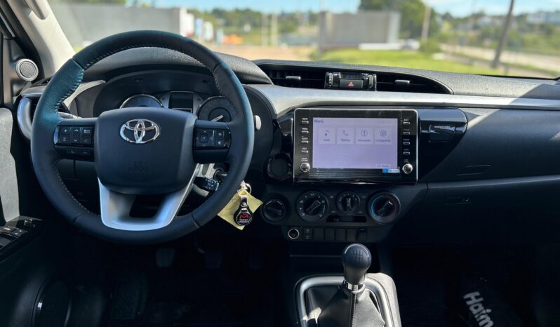 
								TOYOTA HILUX 2.8 SR 4X2 MT completo									