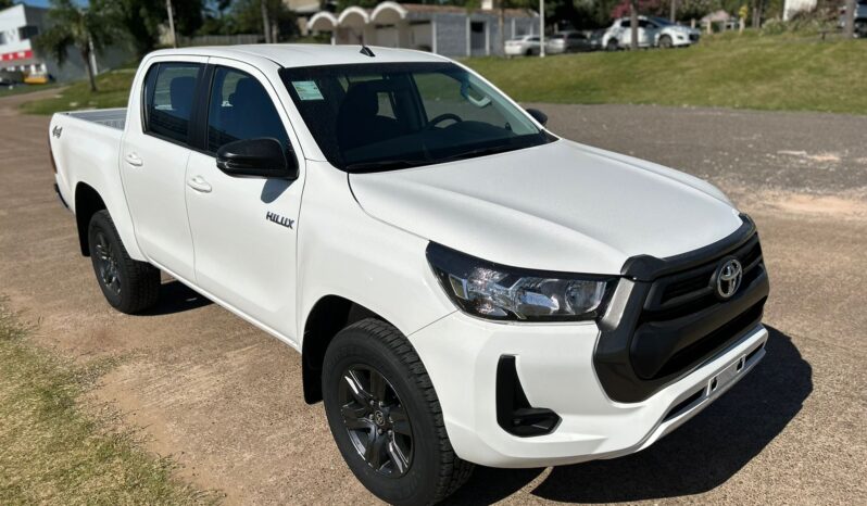 
								TOYOTA HILUX 2.8 SR 4X2 MT completo									