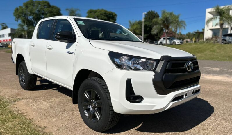
								TOYOTA HILUX 2.8 SR 4X2 MT completo									
