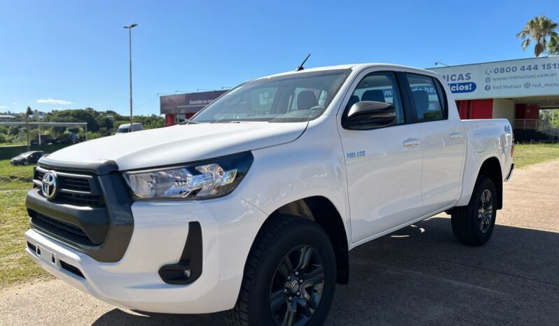 
								TOYOTA HILUX 2.8 SR 4X2 MT completo									