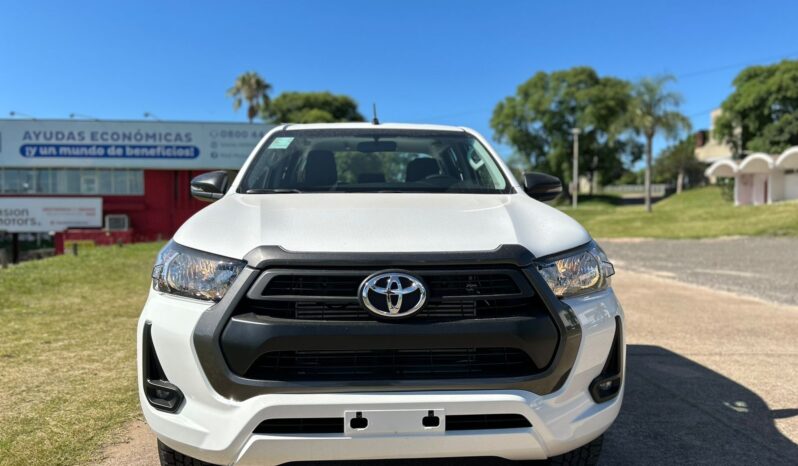 
								TOYOTA HILUX 2.8 SR 4X2 MT completo									