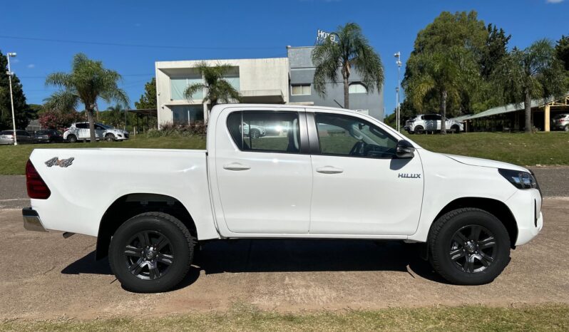 
								TOYOTA HILUX 2.8 SR 4X2 MT completo									