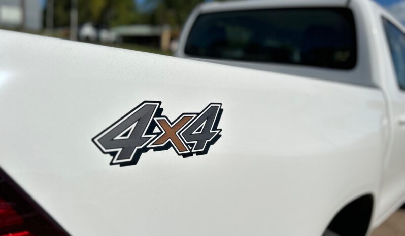 
								TOYOTA HILUX 2.8 SR 4X2 MT completo									