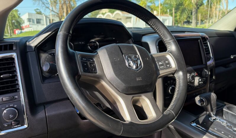 
								RAM 1500 5.7 V8 Laramie 4×4 AT completo									