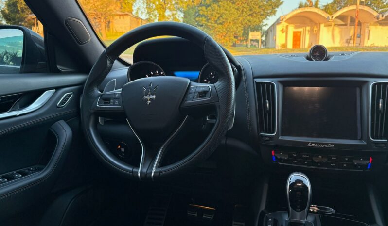 
								MASERATI Levante completo									