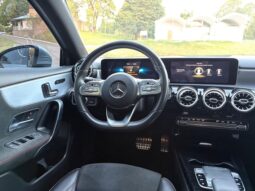 
										MERCEDES BENZ A250 AMG-LINE completo									
