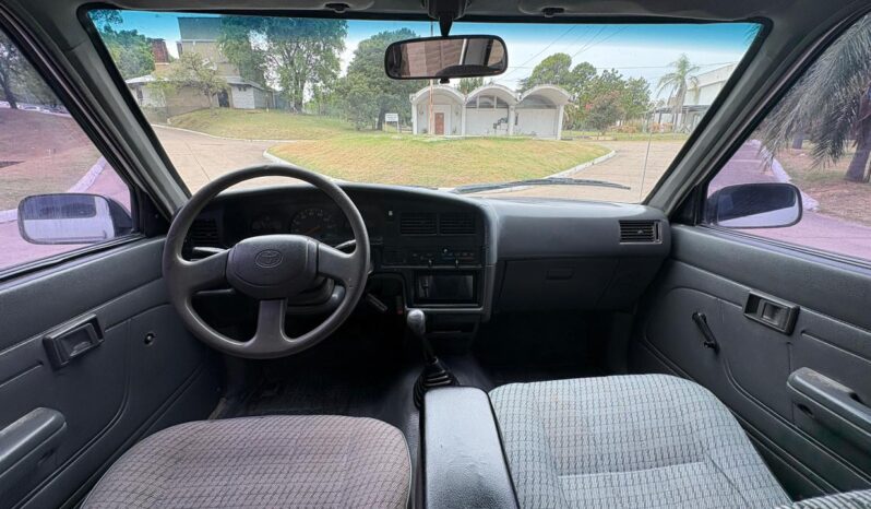 
								TOYOTA Hilux 4×2 Cabina Doble DLX completo									