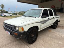 
										TOYOTA Hilux 4×2 Cabina Doble DLX completo									