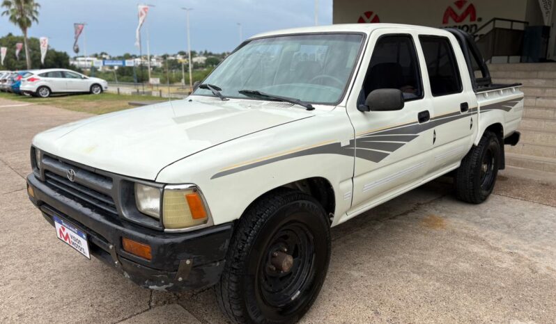 
								TOYOTA Hilux 4×2 Cabina Doble DLX completo									