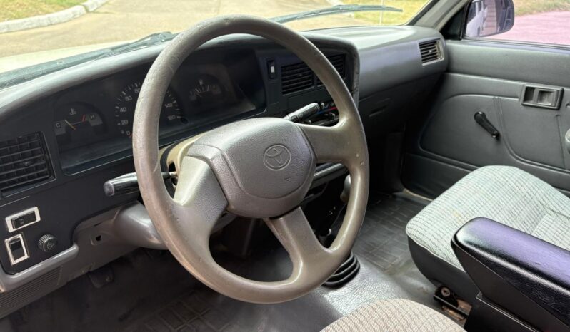 
								TOYOTA Hilux 4×2 Cabina Doble DLX completo									