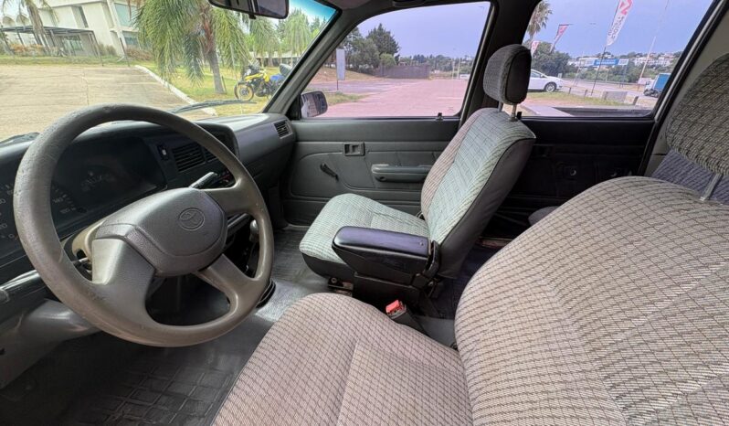 
								TOYOTA Hilux 4×2 Cabina Doble DLX completo									