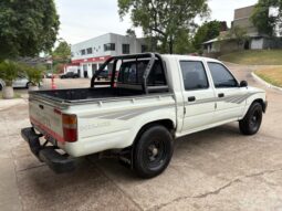 
										TOYOTA Hilux 4×2 Cabina Doble DLX completo									