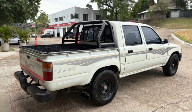 
								TOYOTA Hilux 4×2 Cabina Doble DLX completo									