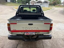 
										TOYOTA Hilux 4×2 Cabina Doble DLX completo									