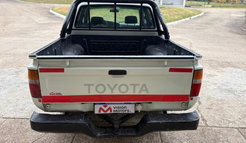 
								TOYOTA Hilux 4×2 Cabina Doble DLX completo									