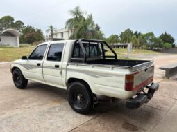 
										TOYOTA Hilux 4×2 Cabina Doble DLX completo									