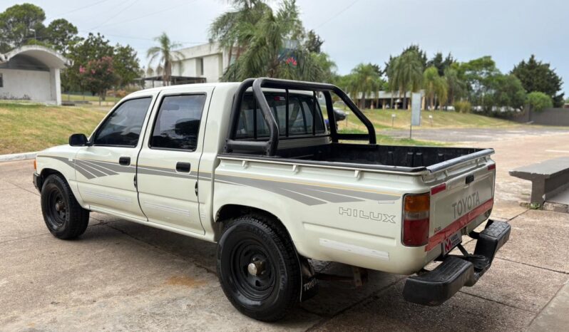 
								TOYOTA Hilux 4×2 Cabina Doble DLX completo									