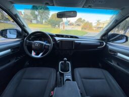 
										TOYOTA Hilux 4×2 SR 2.4 TDI MT completo									