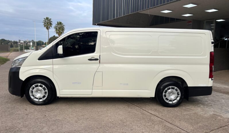 
								TOYOTA HIACE L1H1 2.8 TDI AT completo									