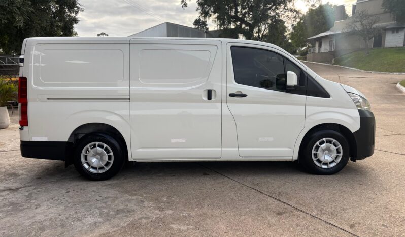 
								TOYOTA HIACE L1H1 2.8 TDI AT completo									