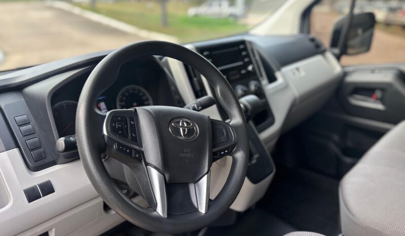 
								TOYOTA HIACE L1H1 2.8 TDI AT completo									